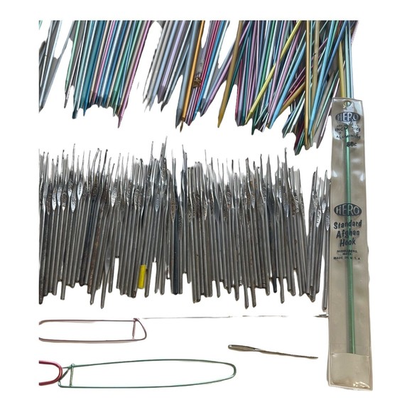 HUGE LOT VTG KNITTING  CROCHET NEEDLES BOYE  ALUMINUM Plastic WOOD ACCESSORIES - Picture 6 of 10